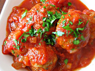 Εύκολοι πεντανόστιμοι κεφτέδες με κόκκινη σάλτσα